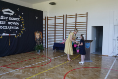 Wręczenie nagrody książkowej uczennicy klasy 3. 