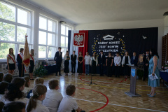 Uczniowie klasy 8 podczas uroczystego zakończenia. 