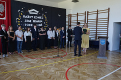 Wręczenie świadectwa uczniowi klasy 8.