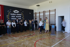 Wręczenie świadectwa uczennicy klasy 8.