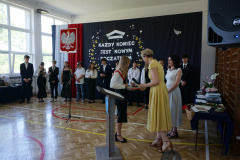 Wręczenie świadectwa z wyróżnieniem uczennicy klasy 7.