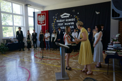 Wręczenie świadectwa z wyróżnieniem uczennicy klasy 7.