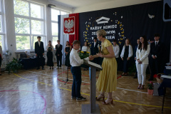 Wręczenie świadectwa z wyróżnieniem uczniowi klasy 6.