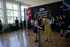 Wręczenie świadectwa z wyróżnieniem uczennicy klasy 5.