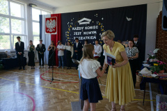 Wręczenie świadectwa z wyróżnieniem uczennicy klasy 4. 