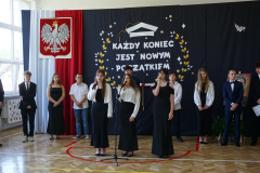 Uczniowie klasy 8 podczas występu. 