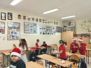 Uczniowie podczas akcji Mikołajki 2024