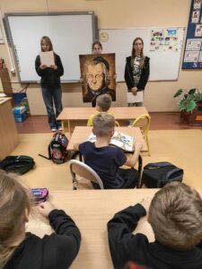 Uczniowie podczas prezentacji patrona szkoły