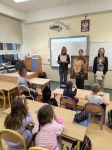 Uczniowie podczas prezentacji patrona szkoły