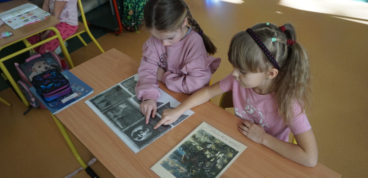 Uczniowie podczas akcji czytelniczej z okazji Narodowego Święta Niepodległości