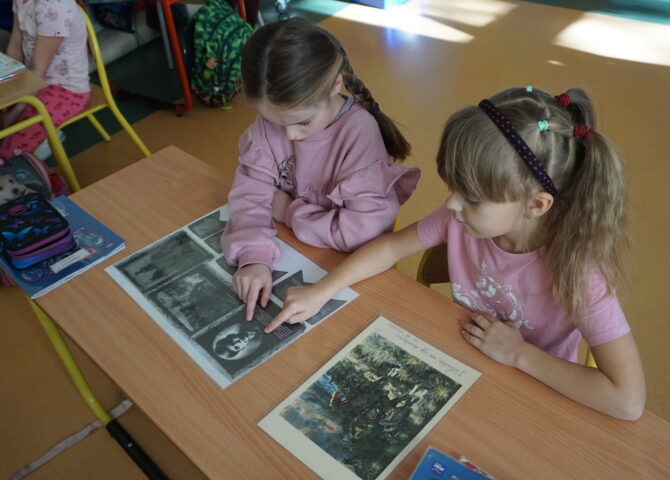 Uczniowie podczas akcji czytelniczej z okazji Narodowego Święta Niepodległości