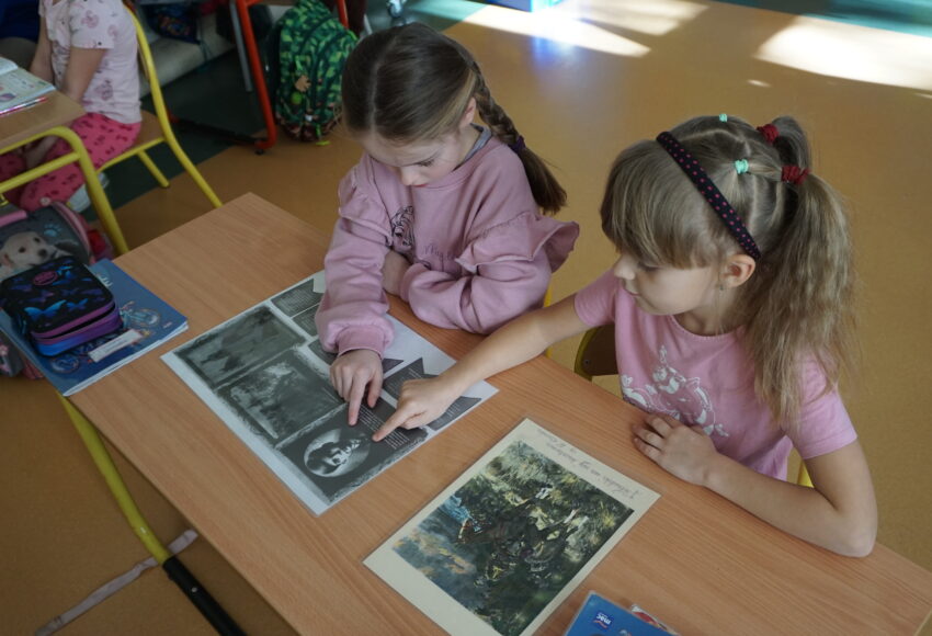 Uczniowie podczas akcji czytelniczej z okazji Narodowego Święta Niepodległości
