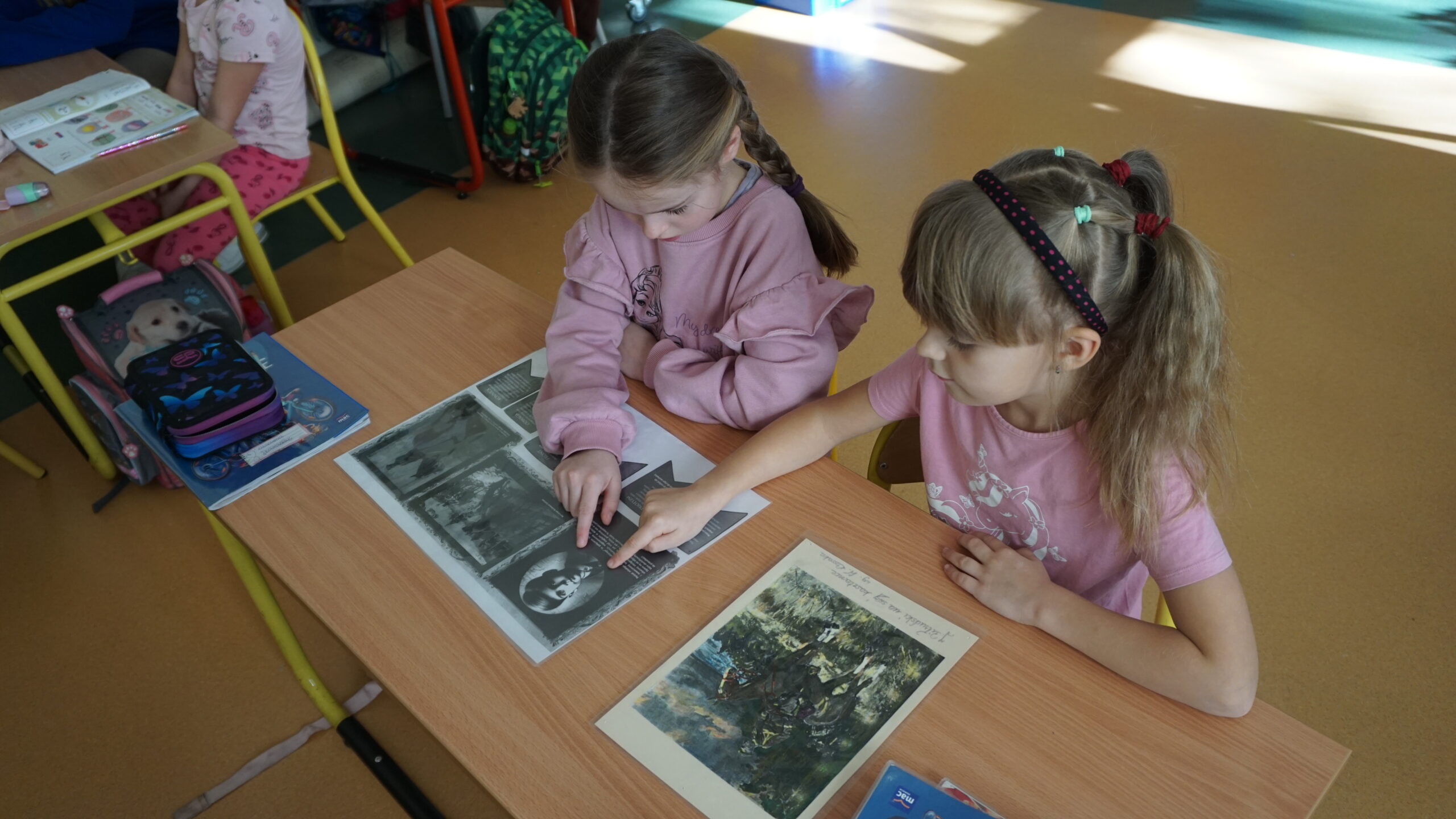 Uczniowie podczas akcji czytelniczej z okazji Narodowego Święta Niepodległości