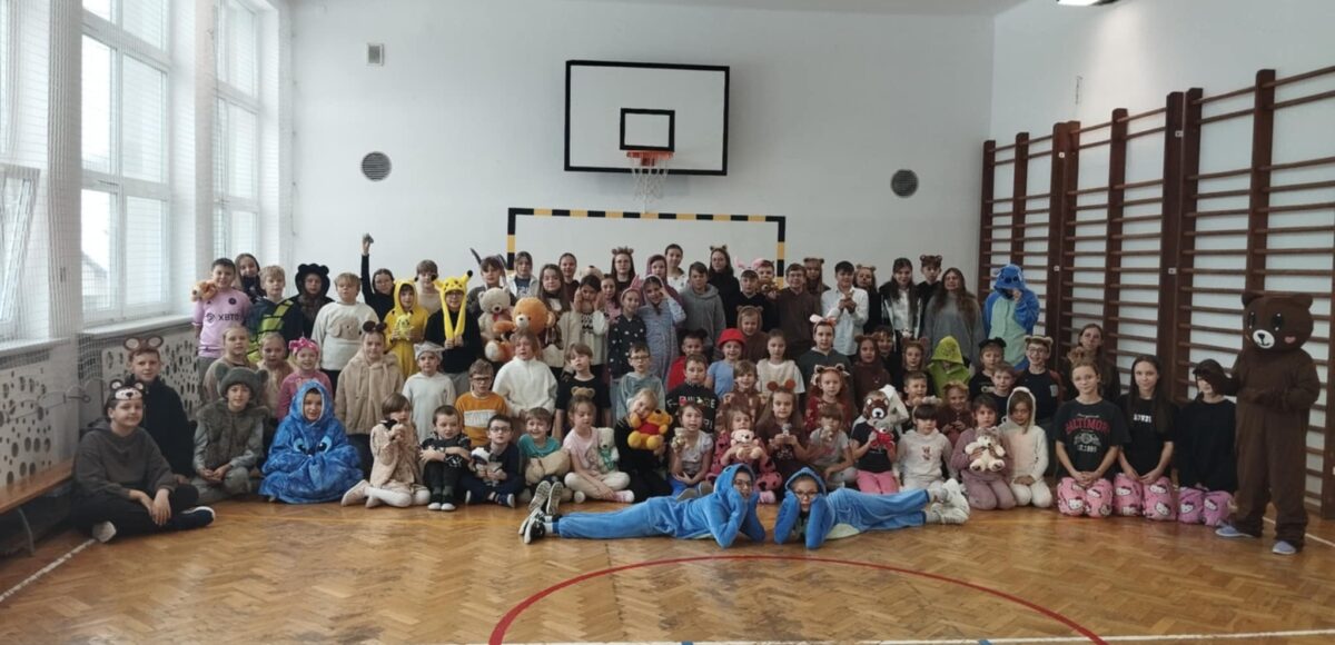 Uczniowie podczas akcji SU Dzień Pluszowego Misia