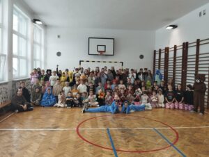 Uczniowie podczas akcji SU Dzień Pluszowego Misia