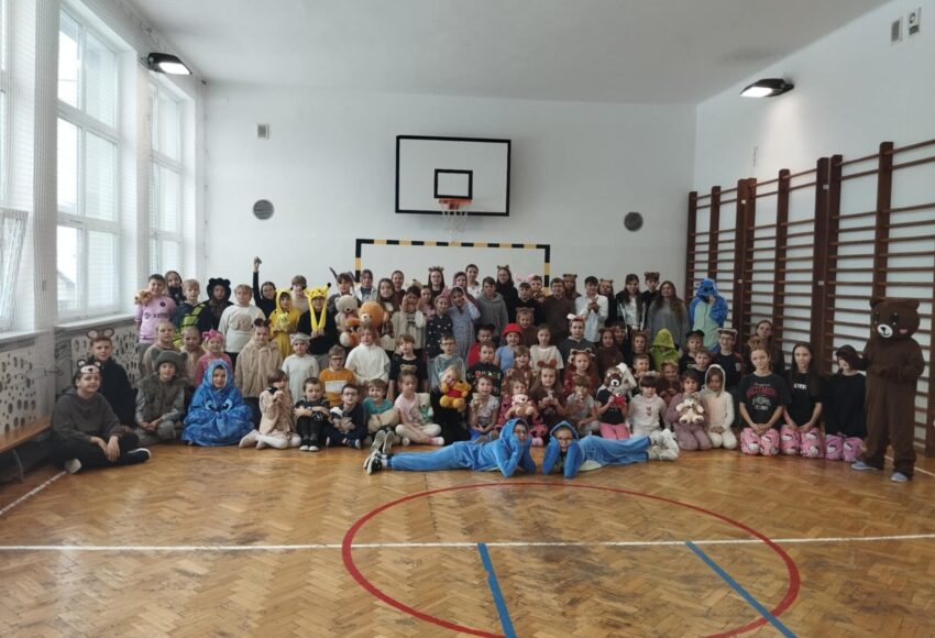 Uczniowie podczas akcji SU Dzień Pluszowego Misia