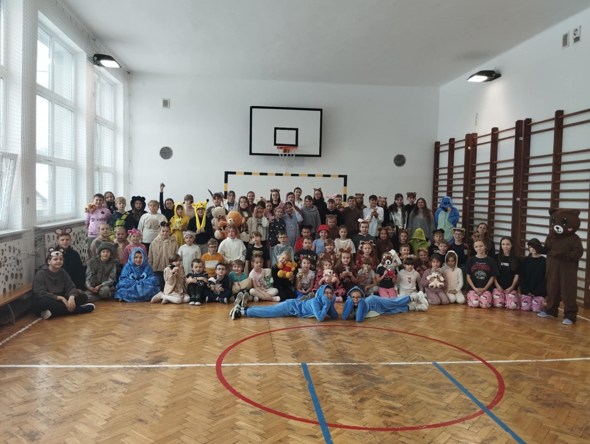 Uczniowie podczas akcji SU Dzień Pluszowego Misia