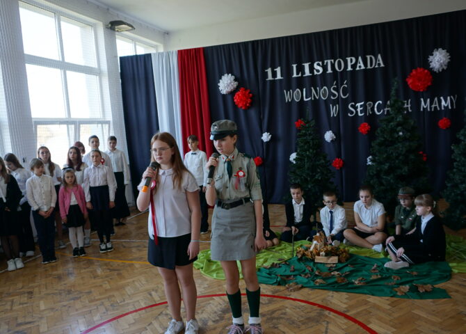 Uczniowie podczas akademii