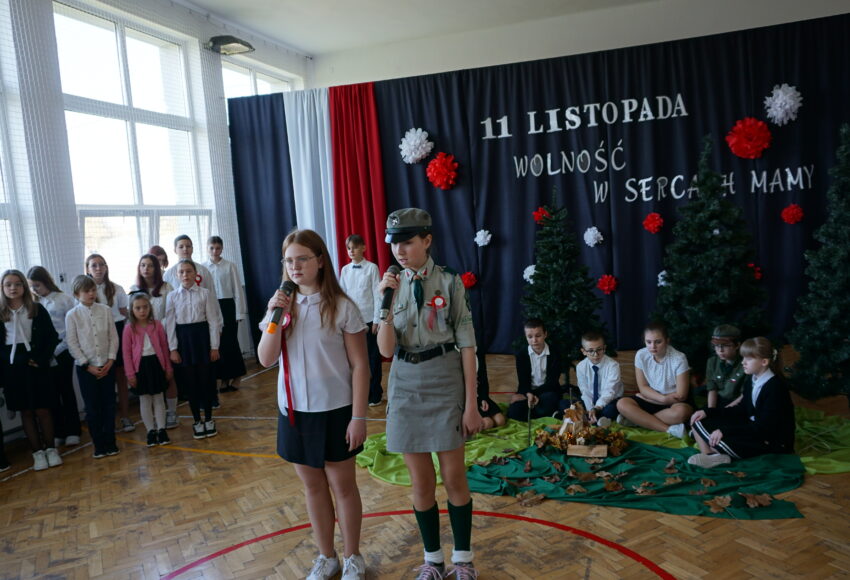 Uczniowie podczas akademii