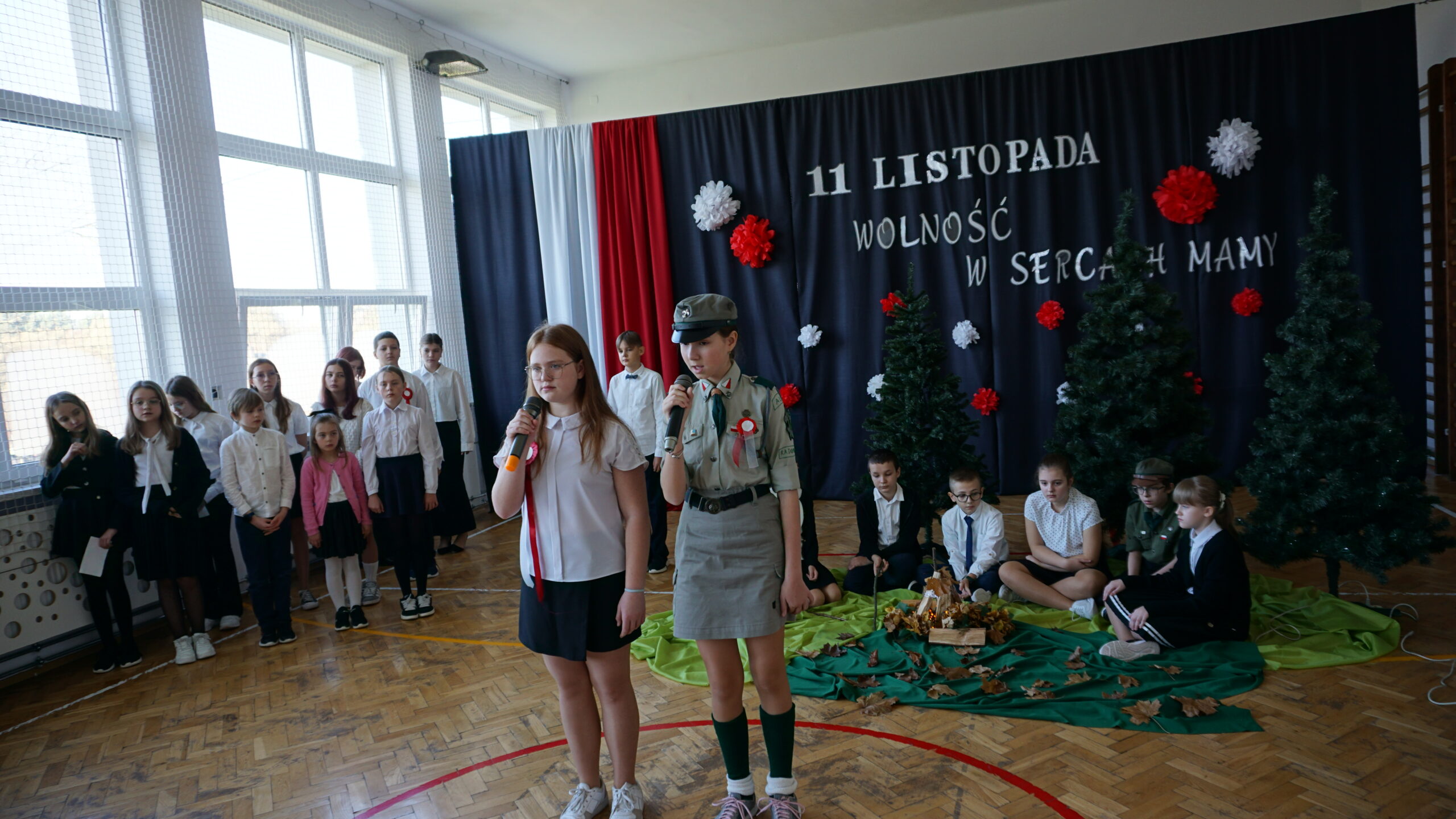 Uczniowie podczas akademii