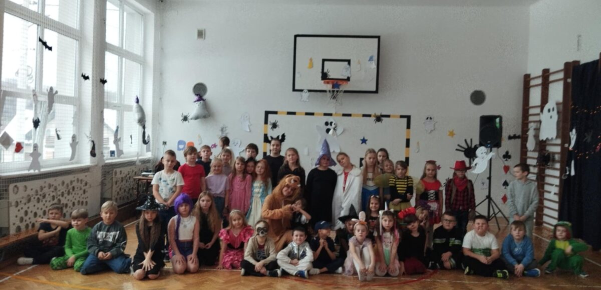 Uczniowie podczas zabawy andrzejkowej