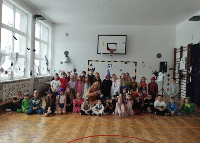 Uczniowie podczas zabawy andrzejkowej