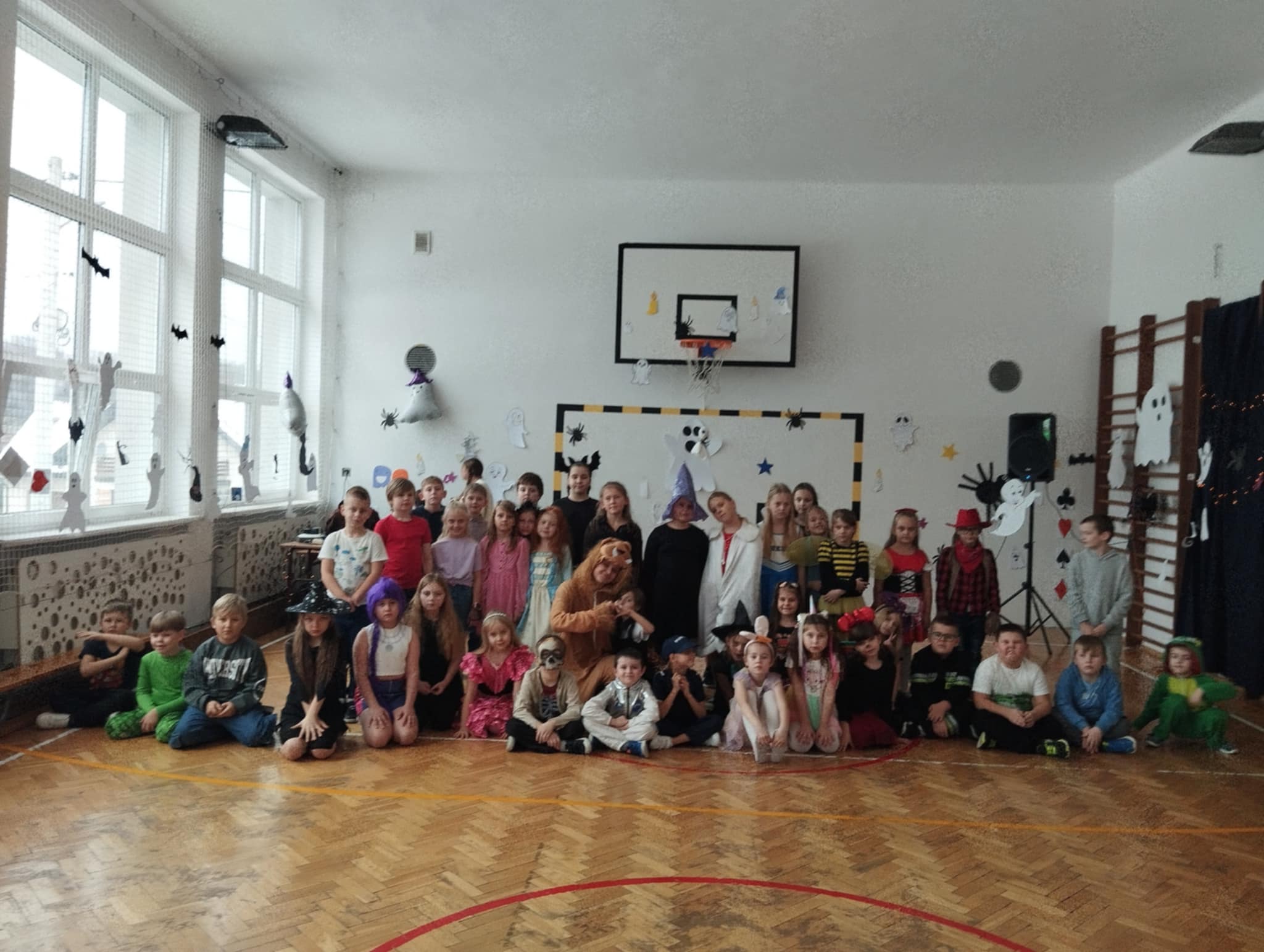 Uczniowie podczas zabawy andrzejkowej